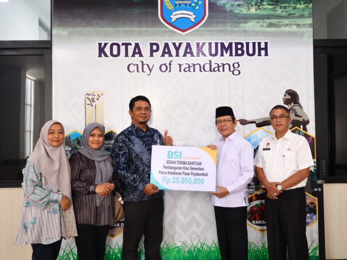 Wali Kota Payakumbuh Zulmaeta menerima bantuan kemanusiaan senilai Rp25 juta dari perwakilan Bank Syariah Indonesia (BSI) untuk pemulihan Pasar Payakumbuh pascakebakaran.