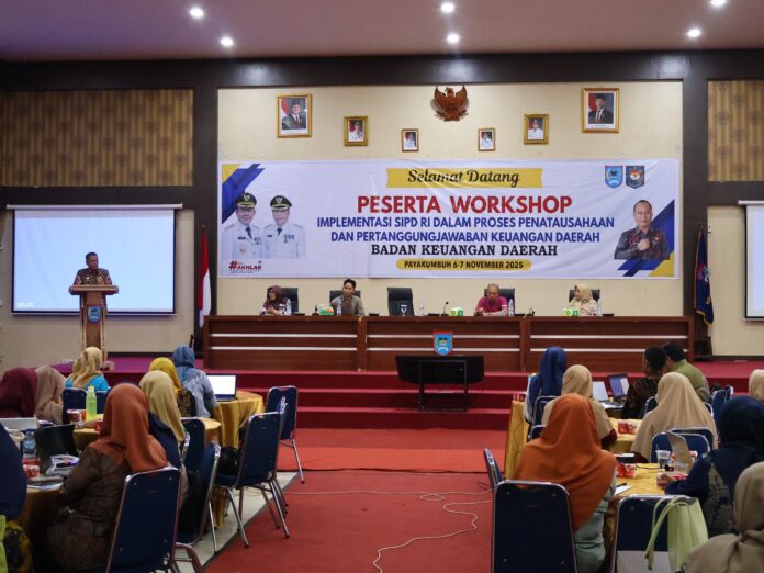 Wakil Wali Kota Payakumbuh Elzadaswarman membuka Workshop Implementasi SIPD RI di Aula Ngalau Indah, Balai Kota Payakumbuh.