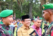 Wali Kota Payakumbuh Zulmaeta bersama Pangdam XX/Tuanku Imambonjol Mayjen TNI Arief Gajah Mada menyambut prajurit Yonif 131/Braja Sakti yang baru kembali dari penugasan perbatasan RI–PNG.