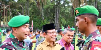Wali Kota Payakumbuh Zulmaeta bersama Pangdam XX/Tuanku Imambonjol Mayjen TNI Arief Gajah Mada menyambut prajurit Yonif 131/Braja Sakti yang baru kembali dari penugasan perbatasan RI–PNG.