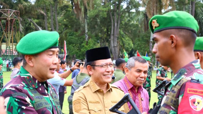 Wali Kota Payakumbuh Zulmaeta bersama Pangdam XX/Tuanku Imambonjol Mayjen TNI Arief Gajah Mada menyambut prajurit Yonif 131/Braja Sakti yang baru kembali dari penugasan perbatasan RI–PNG.