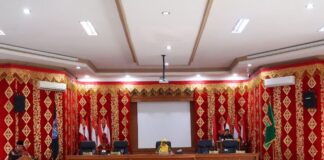 Suasana rapat paripurna DPRD Kota Payakumbuh dengan Sekda Rida Ananda menyampaikan jawaban pemerintah atas pandangan umum fraksi terhadap Rancangan APBD 2026.