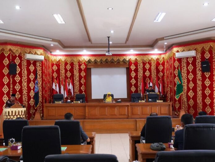 Suasana rapat paripurna DPRD Kota Payakumbuh dengan Sekda Rida Ananda menyampaikan jawaban pemerintah atas pandangan umum fraksi terhadap Rancangan APBD 2026.
