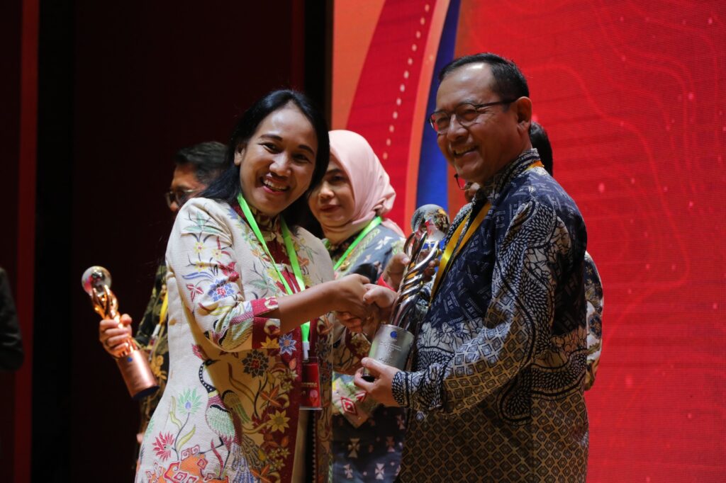 Sekretaris Utama BIG menyerahkan piala Bhumandala 2025 kepada Wali Kota Payakumbuh
