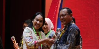 Sekretaris Utama BIG menyerahkan piala Bhumandala 2025 kepada Wali Kota Payakumbuh