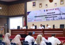 Asisten I membuka sosialisasi kebijakan dan peraturan penataan ruang di Aula Ngalau Indah dengan peserta dari berbagai unsur pemerintah dan masyarakat.