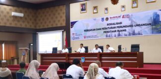 Asisten I membuka sosialisasi kebijakan dan peraturan penataan ruang di Aula Ngalau Indah dengan peserta dari berbagai unsur pemerintah dan masyarakat.