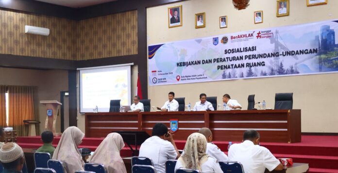 Asisten I membuka sosialisasi kebijakan dan peraturan penataan ruang di Aula Ngalau Indah dengan peserta dari berbagai unsur pemerintah dan masyarakat.
