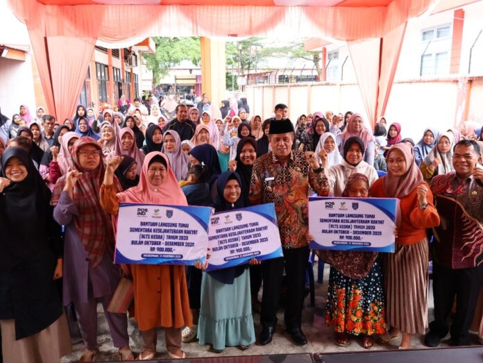 BLTS Kesra 2025 Resmi Disalurkan: Ribuan Warga Payakumbuh Antusias Terima Bantuan untuk Penguatan Ekonomi Keluarga Sekelompok warga penerima Bantuan Langsung Tunai Sementara Kesejahteraan Rakyat (BLTS Kesra) 2025 di Payakumbuh berfoto bersama Wakil Wali Kota Payakumbuh saat penyaluran bantuan, sambil mengangkat tangan penuh semangat dan memegang papan informasi nominal bantuan.