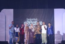 Sekelompok pemimpin dan tamu kehormatan berpose bersama di panggung pembukaan Payakumbuh Creative Festival 2025 dengan latar bertuliskan “Payakumbuh Creative”, mengenakan busana formal dan kreasi lokal.