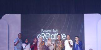 Sekelompok pemimpin dan tamu kehormatan berpose bersama di panggung pembukaan Payakumbuh Creative Festival 2025 dengan latar bertuliskan “Payakumbuh Creative”, mengenakan busana formal dan kreasi lokal.