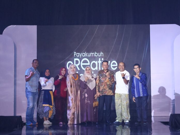 Sekelompok pemimpin dan tamu kehormatan berpose bersama di panggung pembukaan Payakumbuh Creative Festival 2025 dengan latar bertuliskan “Payakumbuh Creative”, mengenakan busana formal dan kreasi lokal.