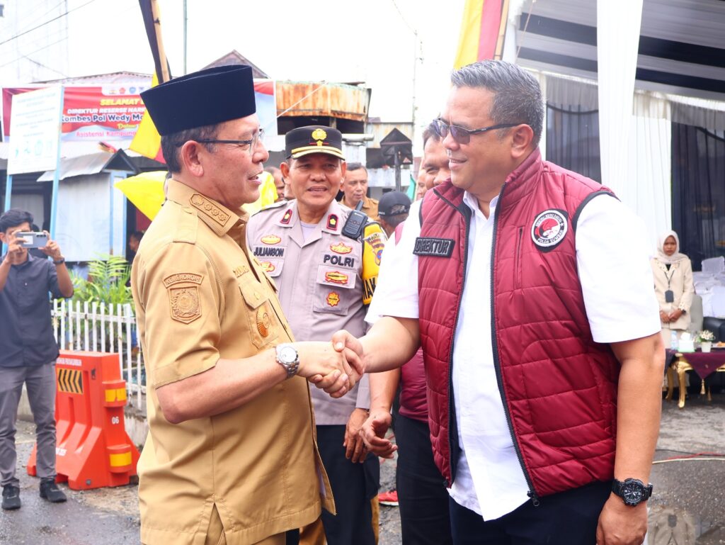 Wali Kota Payakumbuh Zulmaeta berjabat tangan dengan Direktur Reserse Narkoba Polda Sumatera Barat Kombes Pol. Wedy Mahadi saat kunjungan asistensi Program Kampung Bebas Narkoba di Kelurahan Nunang Daya Bangun.