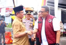 Wali Kota Payakumbuh Zulmaeta berjabat tangan dengan Direktur Reserse Narkoba Polda Sumatera Barat Kombes Pol. Wedy Mahadi saat kunjungan asistensi Program Kampung Bebas Narkoba di Kelurahan Nunang Daya Bangun.