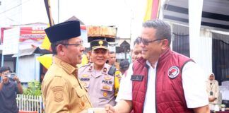 Wali Kota Payakumbuh Zulmaeta berjabat tangan dengan Direktur Reserse Narkoba Polda Sumatera Barat Kombes Pol. Wedy Mahadi saat kunjungan asistensi Program Kampung Bebas Narkoba di Kelurahan Nunang Daya Bangun.