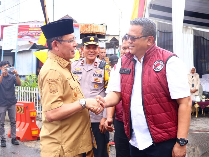 Wali Kota Payakumbuh Zulmaeta berjabat tangan dengan Direktur Reserse Narkoba Polda Sumatera Barat Kombes Pol. Wedy Mahadi saat kunjungan asistensi Program Kampung Bebas Narkoba di Kelurahan Nunang Daya Bangun.