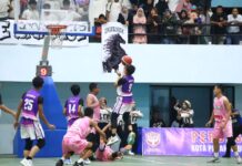 Pemain SMA ICBS dengan seragam ungu melakukan tembakan lay-up ke arah ring, dijaga pemain SMA Negeri 1 Payakumbuh yang mengenakan seragam pink, pada final putra Walikota Cup I 2025 di GOR Nan Ampek, disaksikan suporter yang memenuhi tribun.