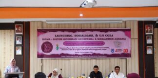Staf Ahli Wali Kota Payakumbuh meresmikan aplikasi SIGMA dalam kegiatan launching dan sosialisasi di Aula Dinas PUPR.