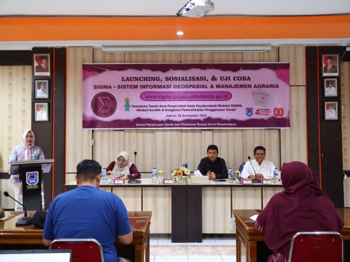Staf Ahli Wali Kota Payakumbuh meresmikan aplikasi SIGMA dalam kegiatan launching dan sosialisasi di Aula Dinas PUPR.