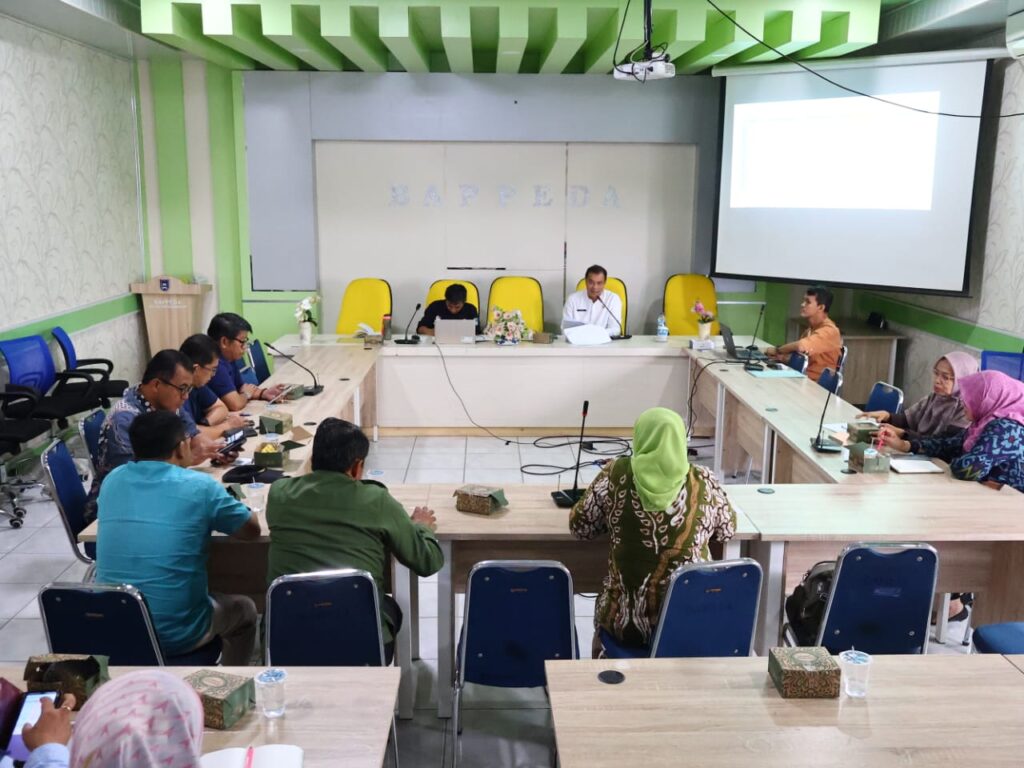 Sosialisasi RPJMD Kota Payakumbuh 2025–2029 di Ruang Rapat Bappeda bersama OPD dan camat.