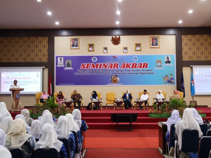 Sekretaris Daerah Kota Payakumbuh membuka Seminar Akbar HIMPAUDI 2025 tentang pengaruh gadget terhadap perkembangan anak usia dini di Aula Ngalau Indah Balai Kota Payakumbuh.