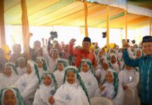 Sejumlah siswa perempuan tampak antusias berfoto bersama Wakil Wali Kota Payakumbuh (mengenakan batik merah) dan mengikuti rangkaian kegiatan wisuda Khatam Al-Qur’an di SD IT Mutiara Hati, Sabtu (22/11/2025).