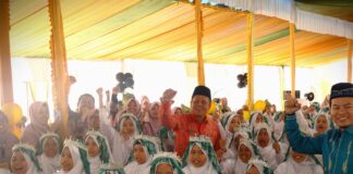 Sejumlah siswa perempuan tampak antusias berfoto bersama Wakil Wali Kota Payakumbuh (mengenakan batik merah) dan mengikuti rangkaian kegiatan wisuda Khatam Al-Qur’an di SD IT Mutiara Hati, Sabtu (22/11/2025).