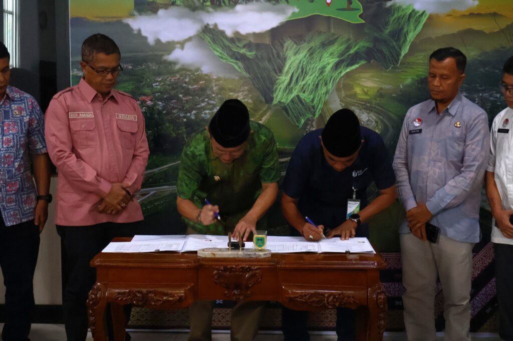 Penandatanganan MoU Pemko Payakumbuh dengan BPJS Ketenagakerjaan untuk perlindungan pekerja rentan.