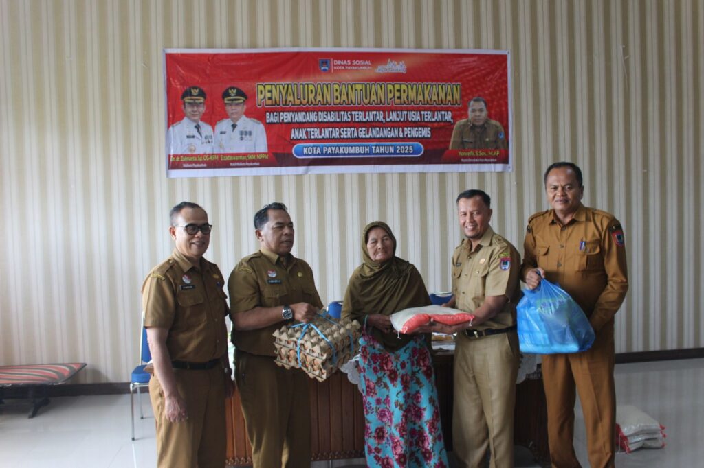 Penyerahan bantuan permakanan kepada warga rentan oleh jajaran Dinas Sosial Kota Payakumbuh.