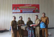 Penyerahan bantuan permakanan kepada warga rentan oleh jajaran Dinas Sosial Kota Payakumbuh.