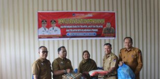 Penyerahan bantuan permakanan kepada warga rentan oleh jajaran Dinas Sosial Kota Payakumbuh.