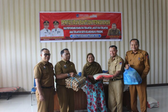 Penyerahan bantuan permakanan kepada warga rentan oleh jajaran Dinas Sosial Kota Payakumbuh.