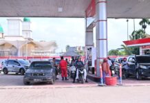 Warga mengisi bahan bakar di SPBU Payakumbuh saat antrean kendaraan meningkat.