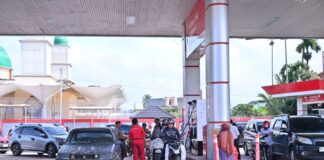 Warga mengisi bahan bakar di SPBU Payakumbuh saat antrean kendaraan meningkat.