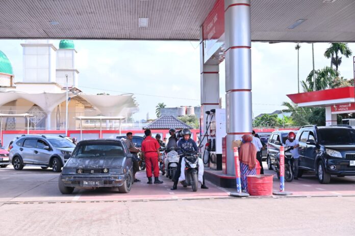 Antrean Kendaraan di SPBU Payakumbuh Saat Distribusi BBM Melambat Warga mengisi bahan bakar di SPBU Payakumbuh saat antrean kendaraan meningkat.