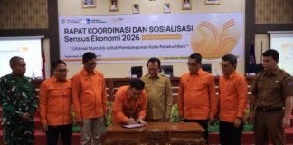 Penandatanganan dukungan pelaksanaan Sensus Ekonomi 2026 pada Rakor dan Sosialisasi SE2026 di Payakumbuh.
