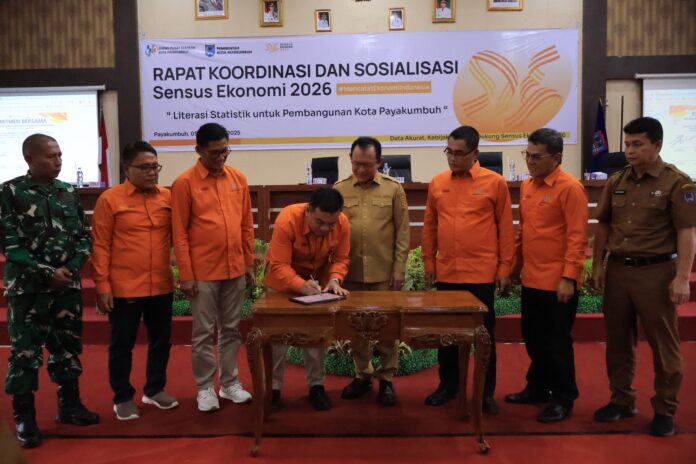Penandatanganan dukungan pelaksanaan Sensus Ekonomi 2026 pada Rakor dan Sosialisasi SE2026 di Payakumbuh.