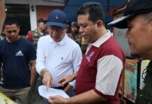 Sertifikat Lahan Tak Terbit, Pembangunan Pasar Payakumbuh Terancam Gagal: Pedagang Frustrasi, Wako Zulmaeta Angkat Suara Wali Kota Payakumbuh, Zulmaeta meninjau dokumen pembangunan Pasar Payakumbuh bersama Kadis PUPR, Muslim di area pasar, disaksikan petugas Satpol PP.