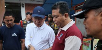 Wali Kota Payakumbuh, Zulmaeta meninjau dokumen pembangunan Pasar Payakumbuh bersama Kadis PUPR, Muslim di area pasar, disaksikan petugas Satpol PP.