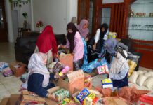 Solidaritas Lintas Daerah, GOW Payakumbuh Bantu Korban Musibah di Solok Pengurus GOW Kota Payakumbuh mengemas paket bantuan sembako untuk warga terdampak bencana di Kabupaten Solok.