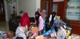 Pengurus GOW Kota Payakumbuh mengemas paket bantuan sembako untuk warga terdampak bencana di Kabupaten Solok.