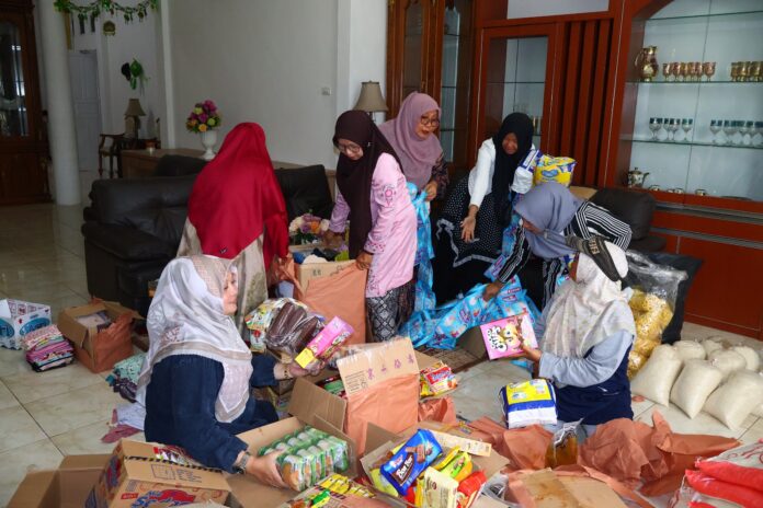 Pengurus GOW Kota Payakumbuh mengemas paket bantuan sembako untuk warga terdampak bencana di Kabupaten Solok.