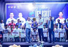 Wali Kota Payakumbuh menyerahkan trofi juara Liga Askot PSSI Payakumbuh 2025 kepada tim pemenang.