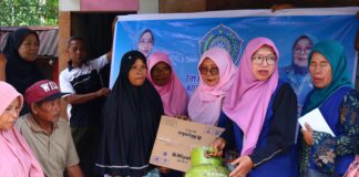 Ketua GOW Kota Payakumbuh menyerahkan bantuan logistik kepada warga terdampak banjir dan galodo.