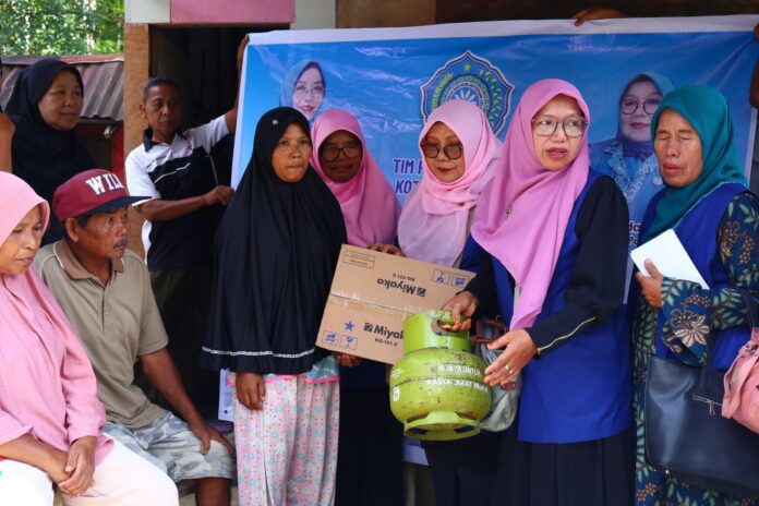Ketua GOW Kota Payakumbuh menyerahkan bantuan logistik kepada warga terdampak banjir dan galodo.
