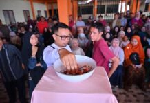 Proses pencabutan nomor kios penampungan oleh pedagang terdampak kebakaran Pasar Payakumbuh yang disaksikan puluhan pedagang lainnya.