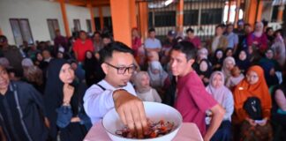 Proses pencabutan nomor kios penampungan oleh pedagang terdampak kebakaran Pasar Payakumbuh yang disaksikan puluhan pedagang lainnya.