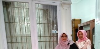 Ketua GOW Kota Payakumbuh berfoto bersama paket bantuan rendang siap santap untuk korban bencana.