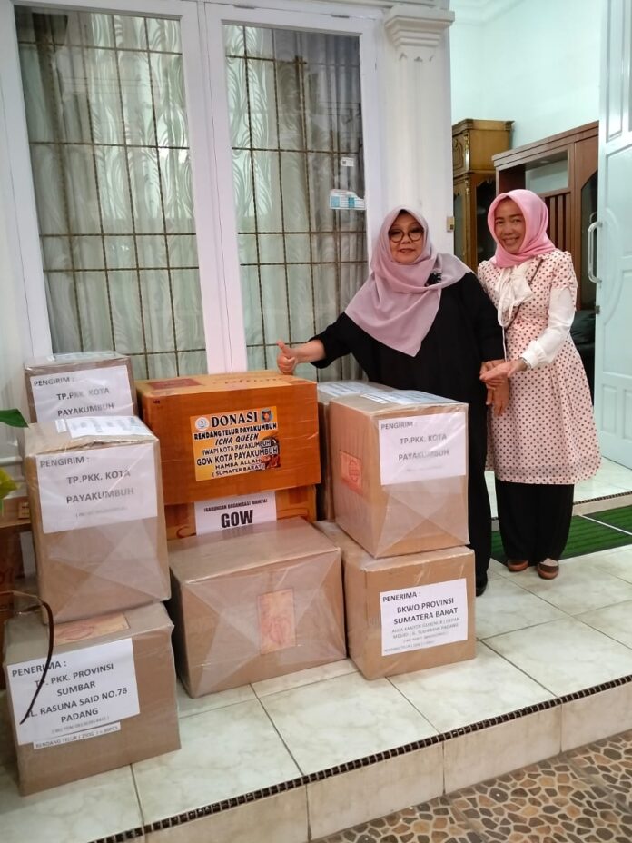 Ketua GOW Kota Payakumbuh berfoto bersama paket bantuan rendang siap santap untuk korban bencana.