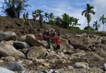 Tagana Payakumbuh Tempuh Medan Berat Antarkan Bantuan ke Warga Terisolir di Subarang Aia